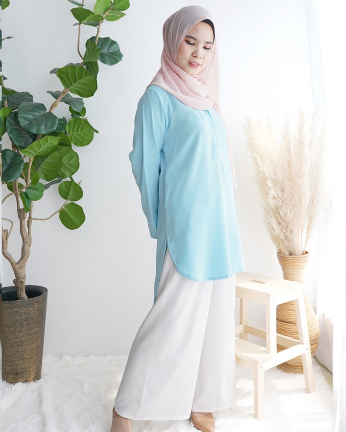 Sara Blouse in Baby Blue